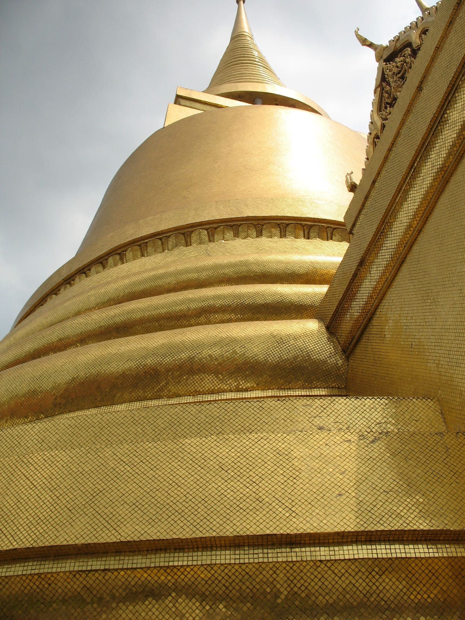 วัดพระแก้ว – พระเจดีย์ทองที่วัดพระแก้ว