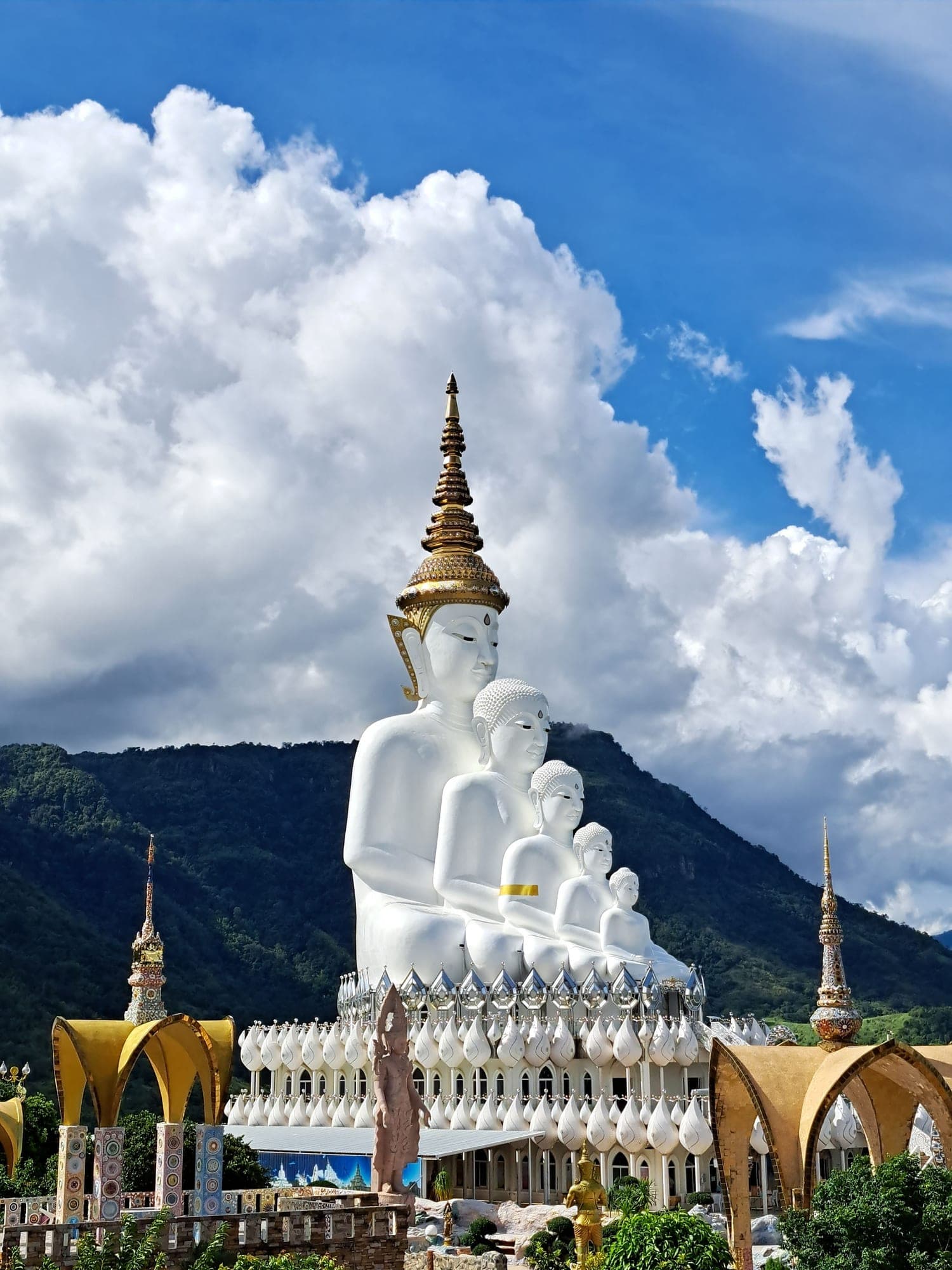 วัดพระธาตุผาซ่อนแก้ว