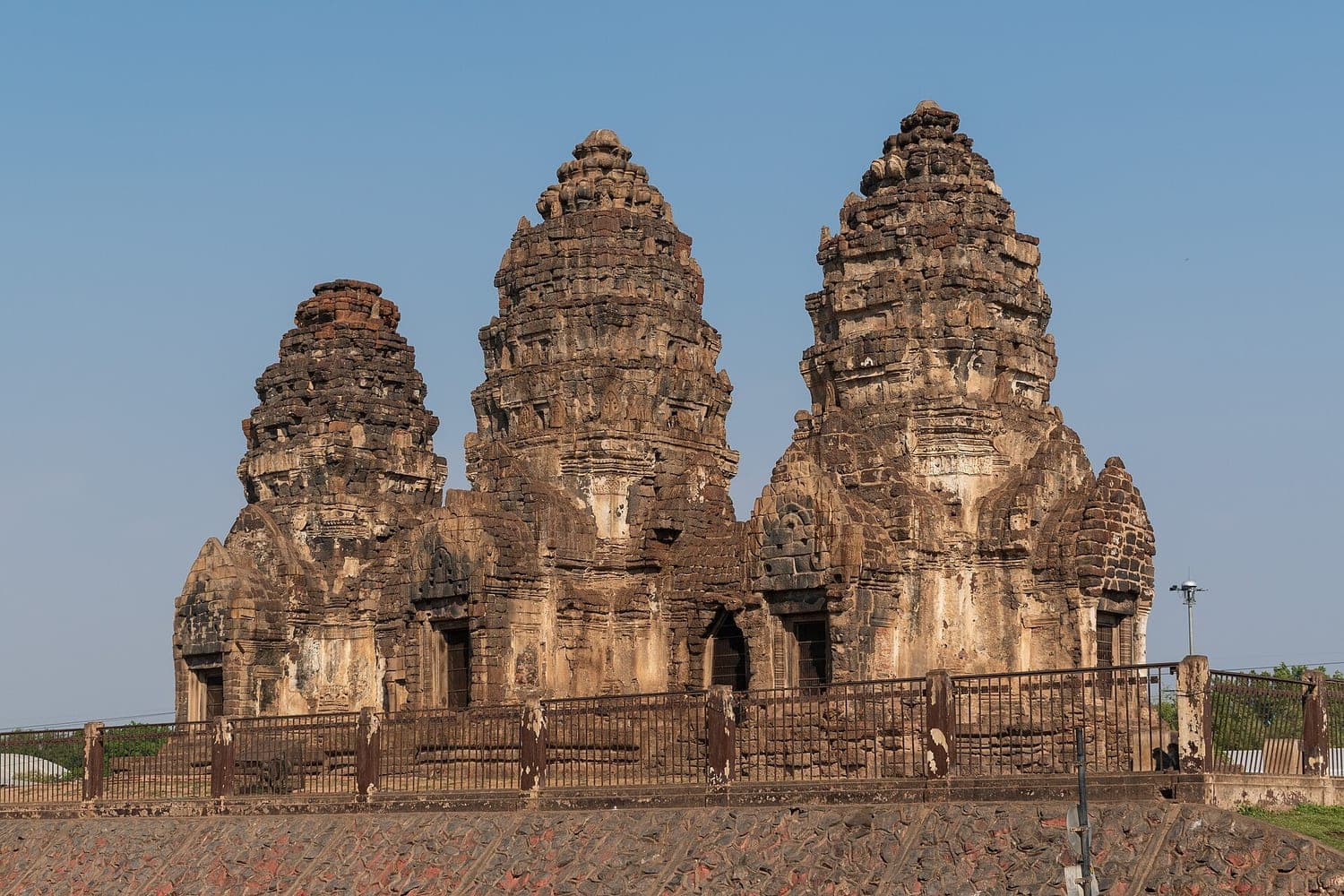 พระปรางค์สามยอด (วัดลิง)