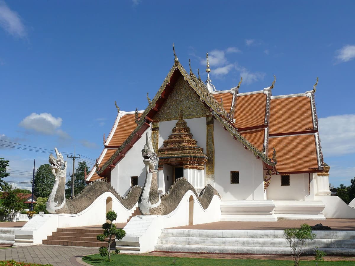 วัดภูมินทร์ทรงจตุรมุขและบันไดนาคด้านหน้า จังหวัดน่าน