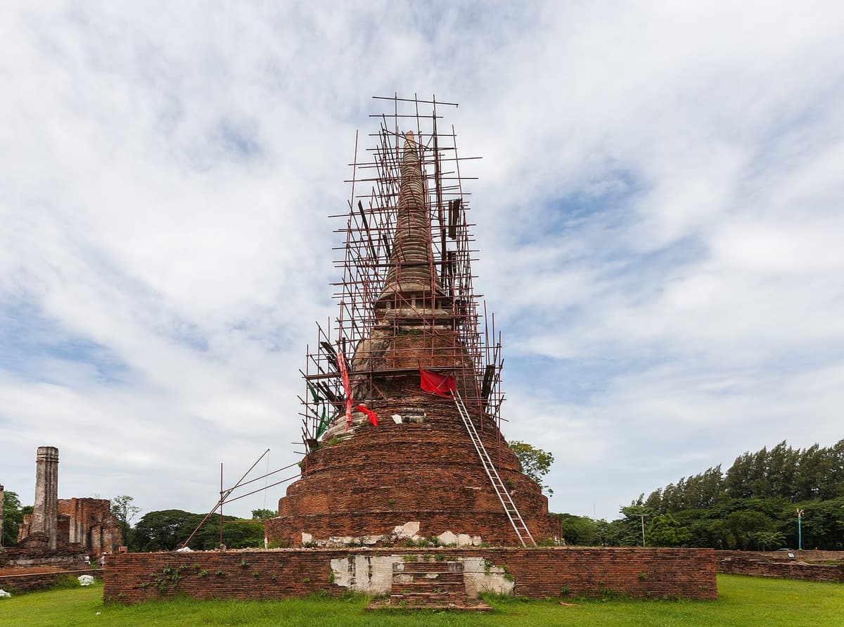 เจดีย์อิฐในเกาะเมืองอยุธยาที่มีนั่งร้านล้อมระหว่างบูรณะ