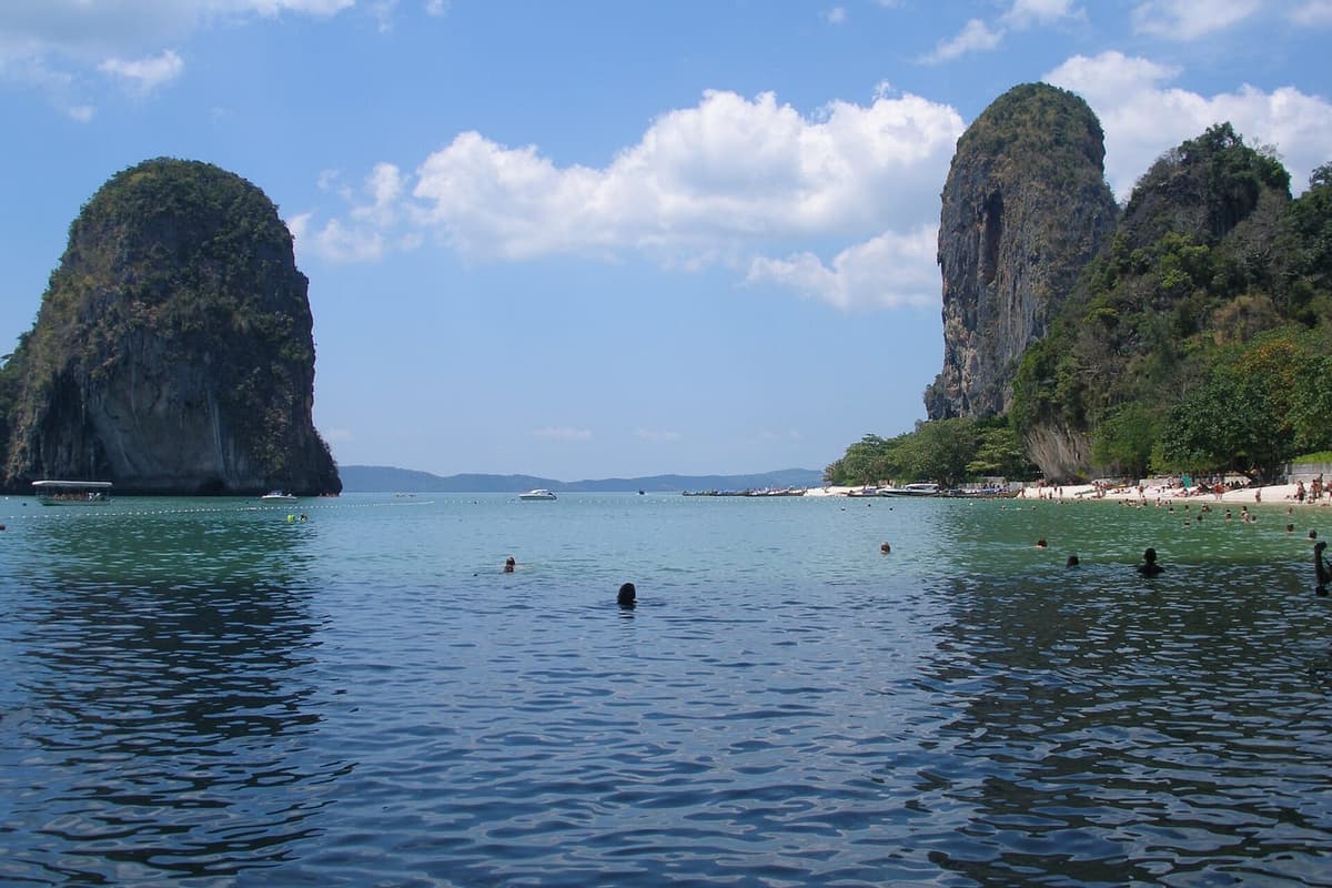 หน้าผาหินปูนขนาบหาดทรายที่อ่าวไร่เลย์ กระบี่