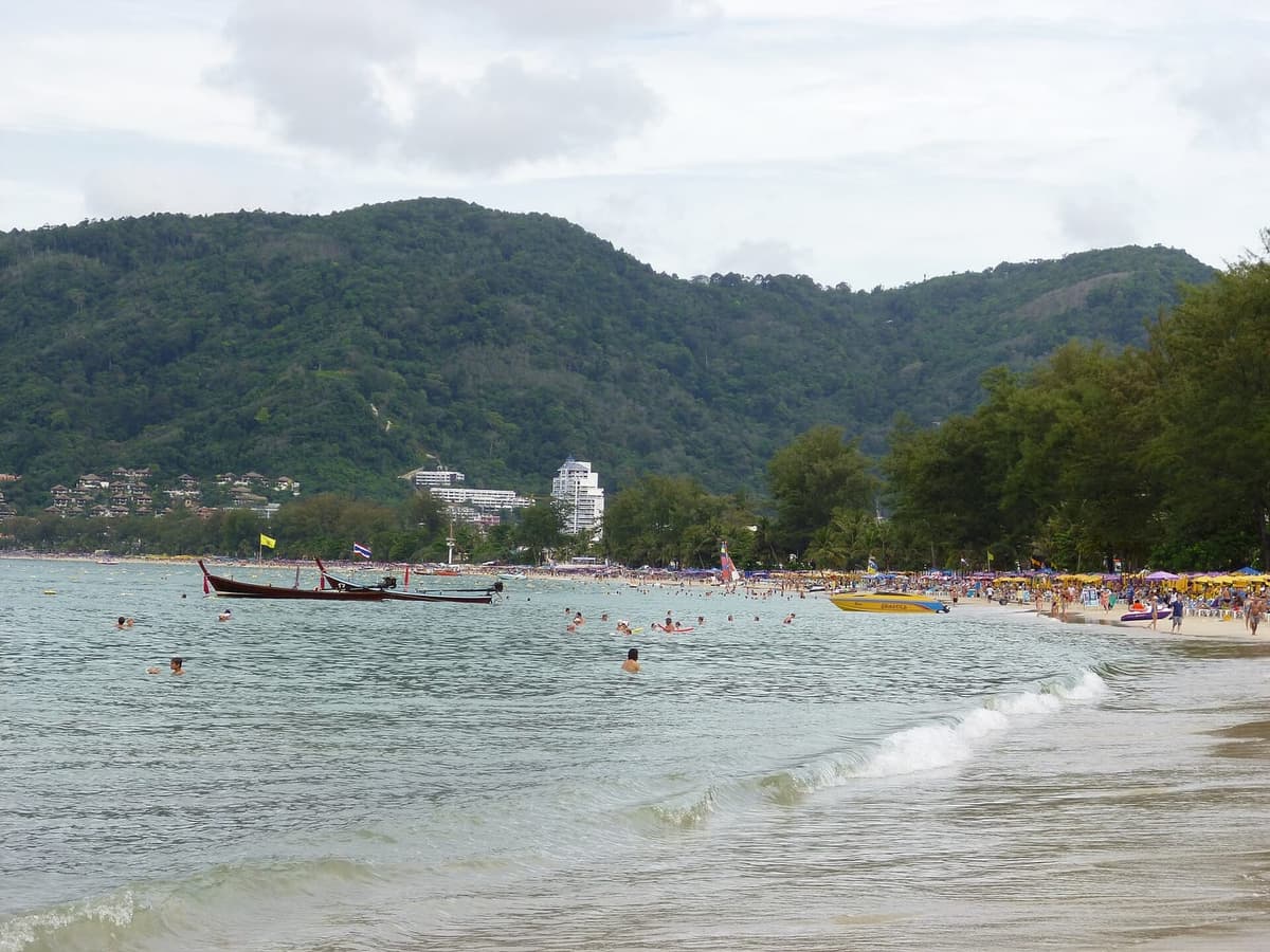 หาดป่าตองและแนวเขาด้านหลัง จังหวัดภูเก็ต