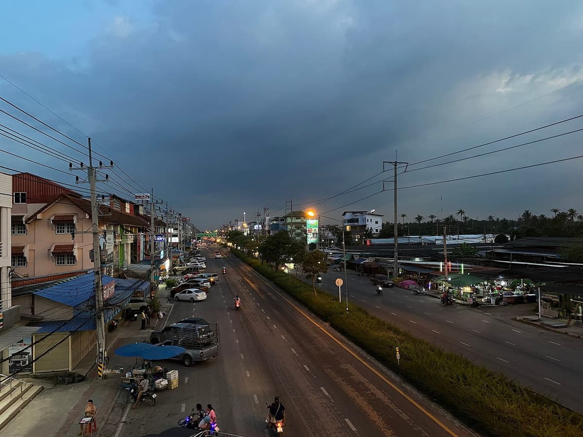 เรือพายในตลาดน้ำดำเนินสะดวก จังหวัดราชบุรี